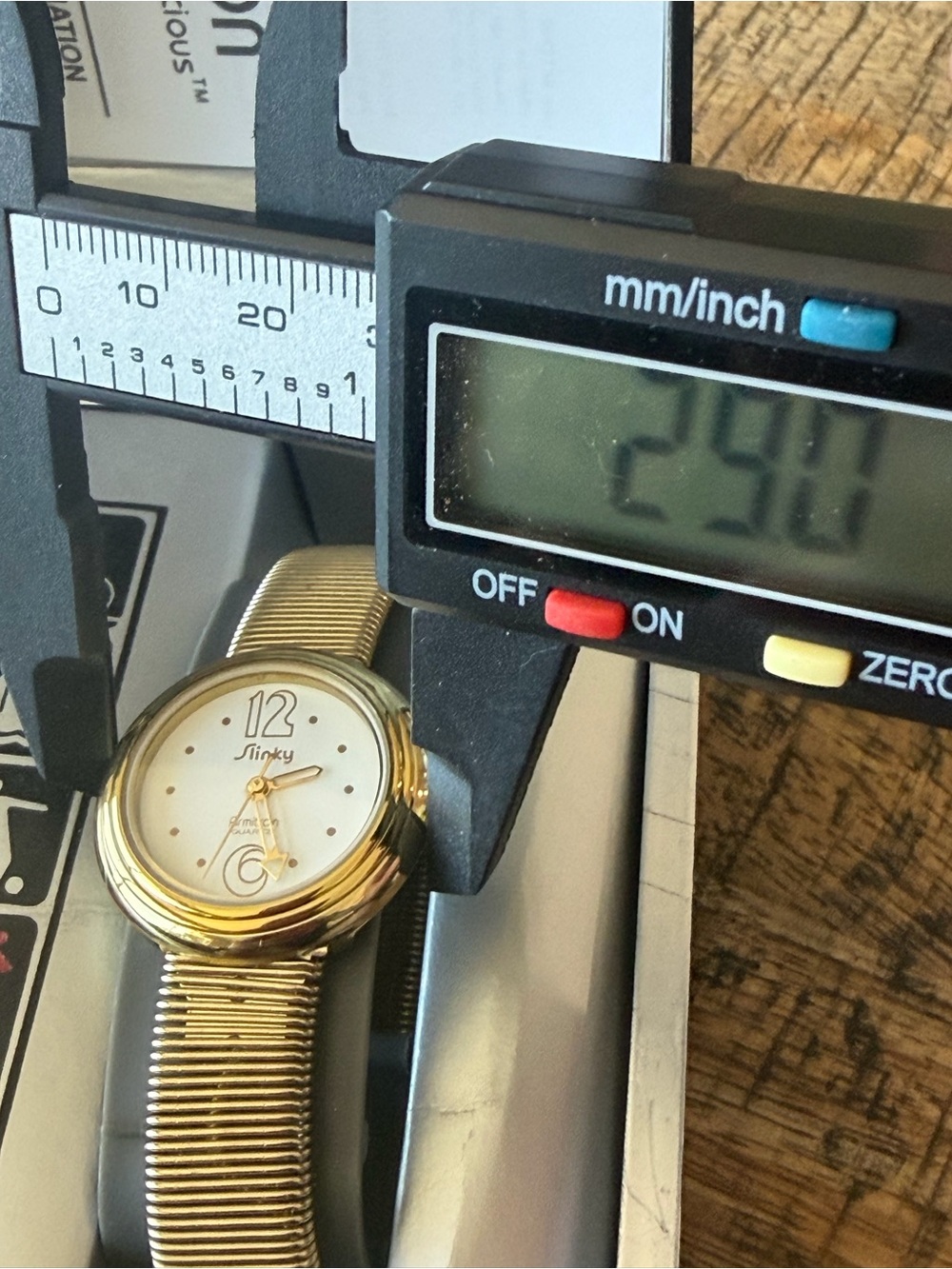 Vintage Armitron "Slinky" Gold Tone Watch 29mm w/ original box and papers - Picture 4 of 7